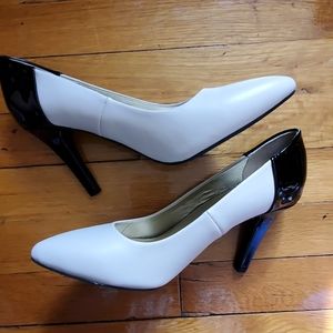 NWOT Seychelles two-tone Leather Pumps nwot